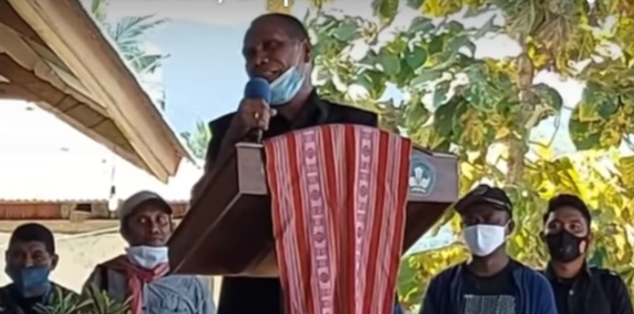 Bupati Alor, Amon Djobo minta maaf ke Menteri Risma. Foto: Screenshot video