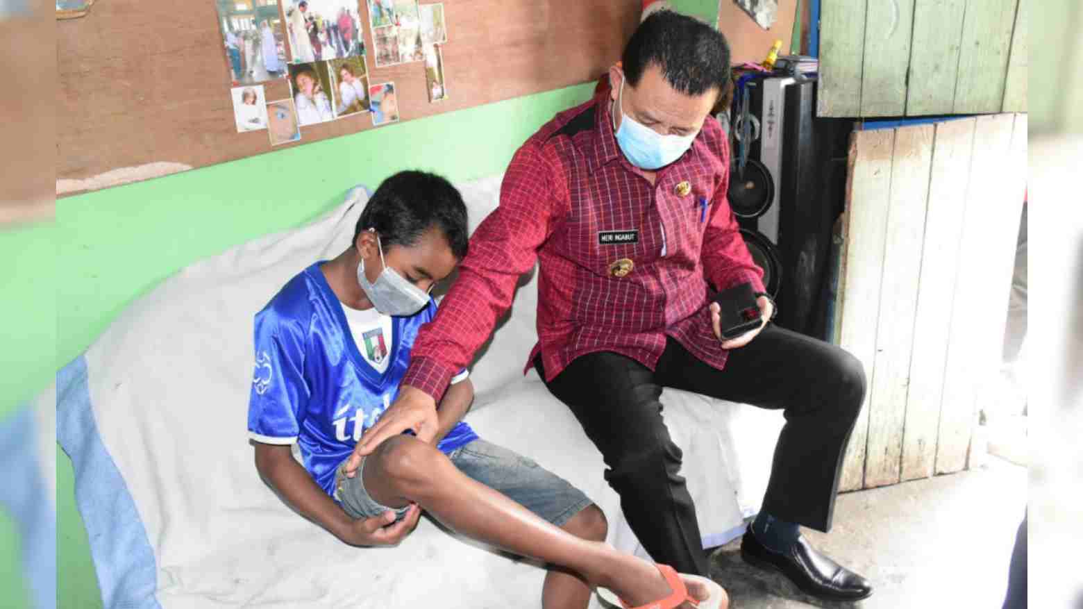 Wakil Bupati Manggarai, Heribertus Ngabut saat mengunjungi korban gigitan anjing rabies. Foto: Ist.
