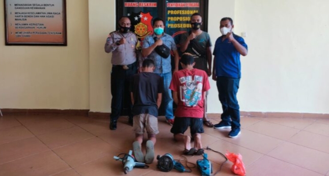 Kedua pelaku pencuri mesin yang berhasil ditangkap. Foto Ist.