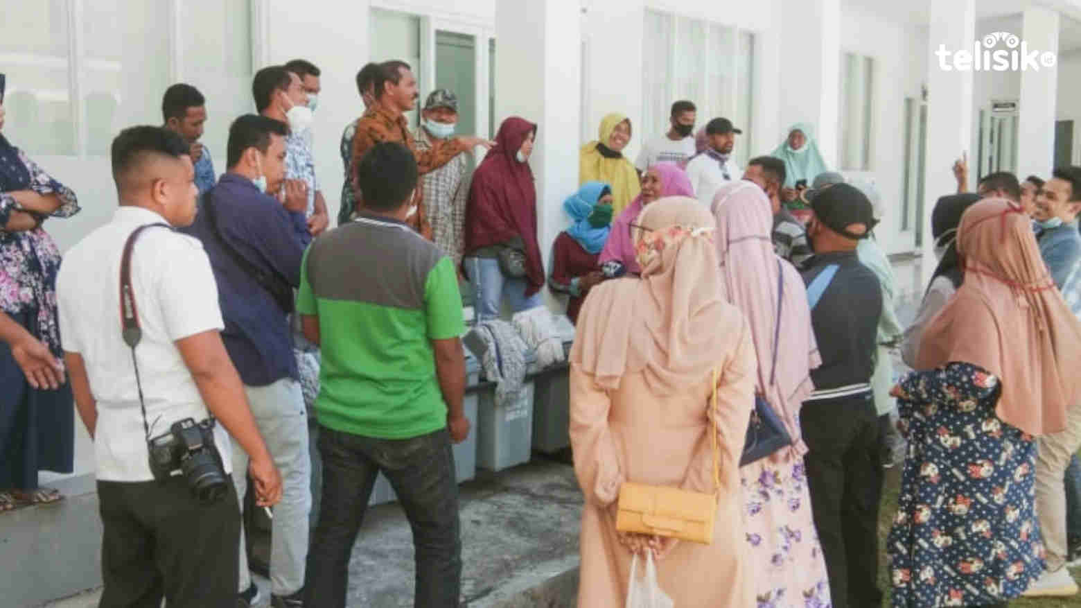 Para warga dua kelurahan di Kecamatan Abeli saat mengadu ke DPRD Kendari. Foto: Kardin/Telisik