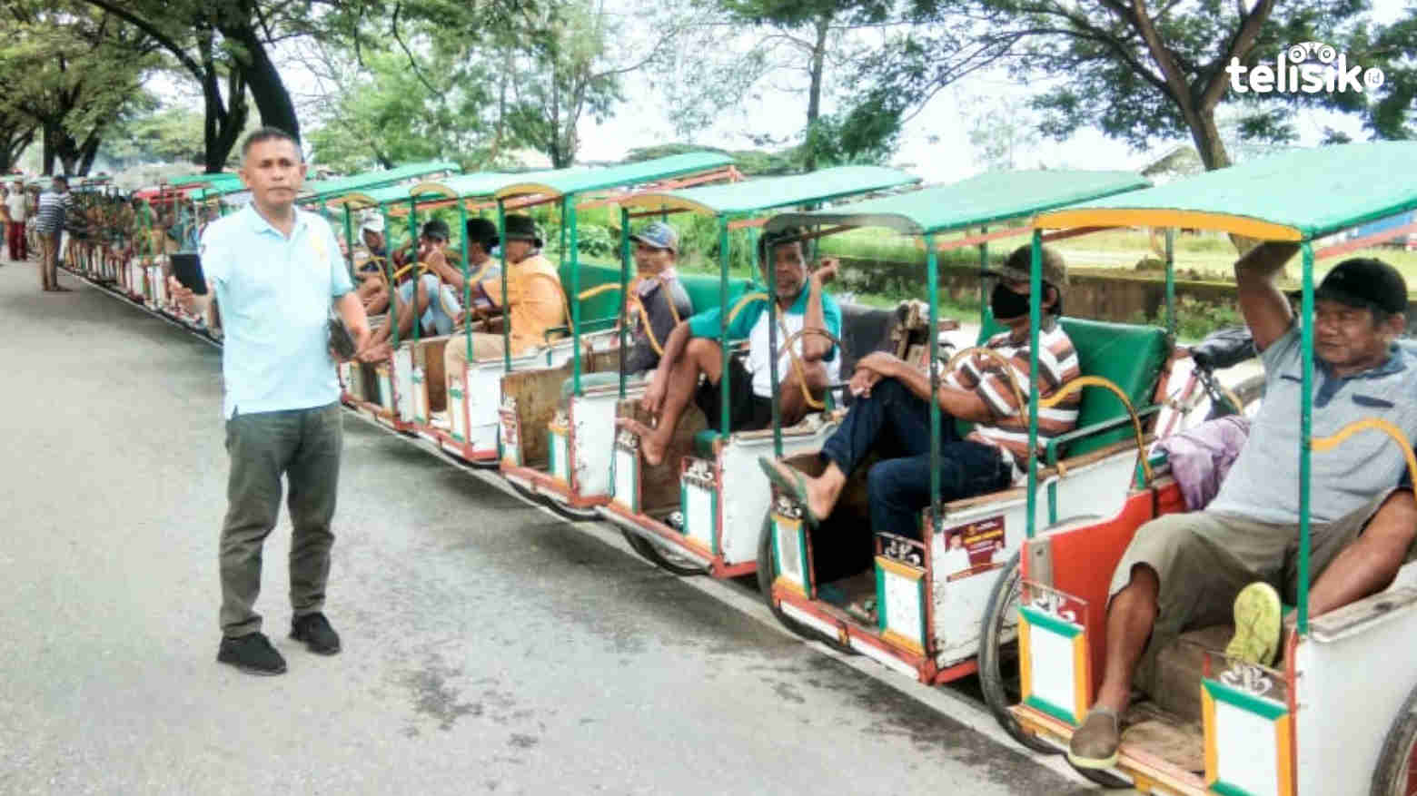 Seratusan tukang becak saat menghadiri reses. Foto: Kardin/Telisik