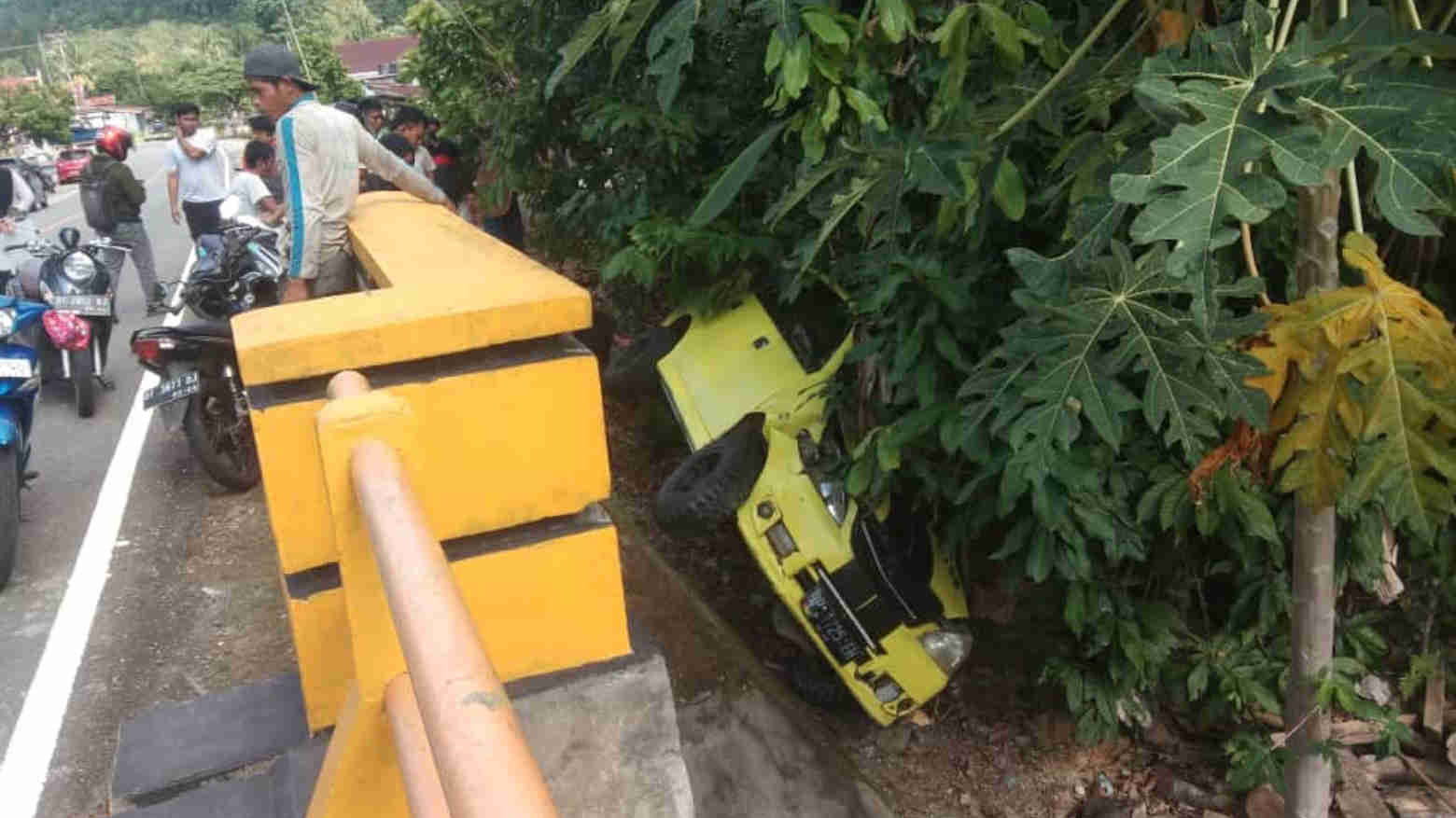 Kondisi mobil saat terbalik di sekitar jembatan Desa Ngapa. Foto: Ist.