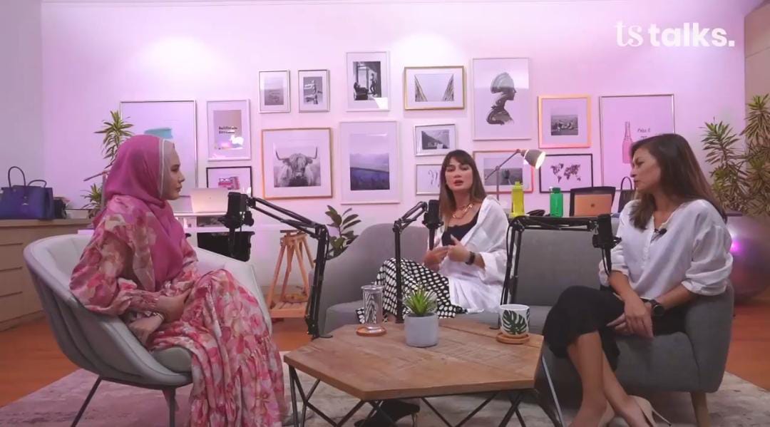 Kartika Putri saat menjadi bintang tamu podcast Ts Talks yang dipandu Luna Maya dan Marianne Rumantir. Foto: Tangkapan Layar Youtube Ts Media.