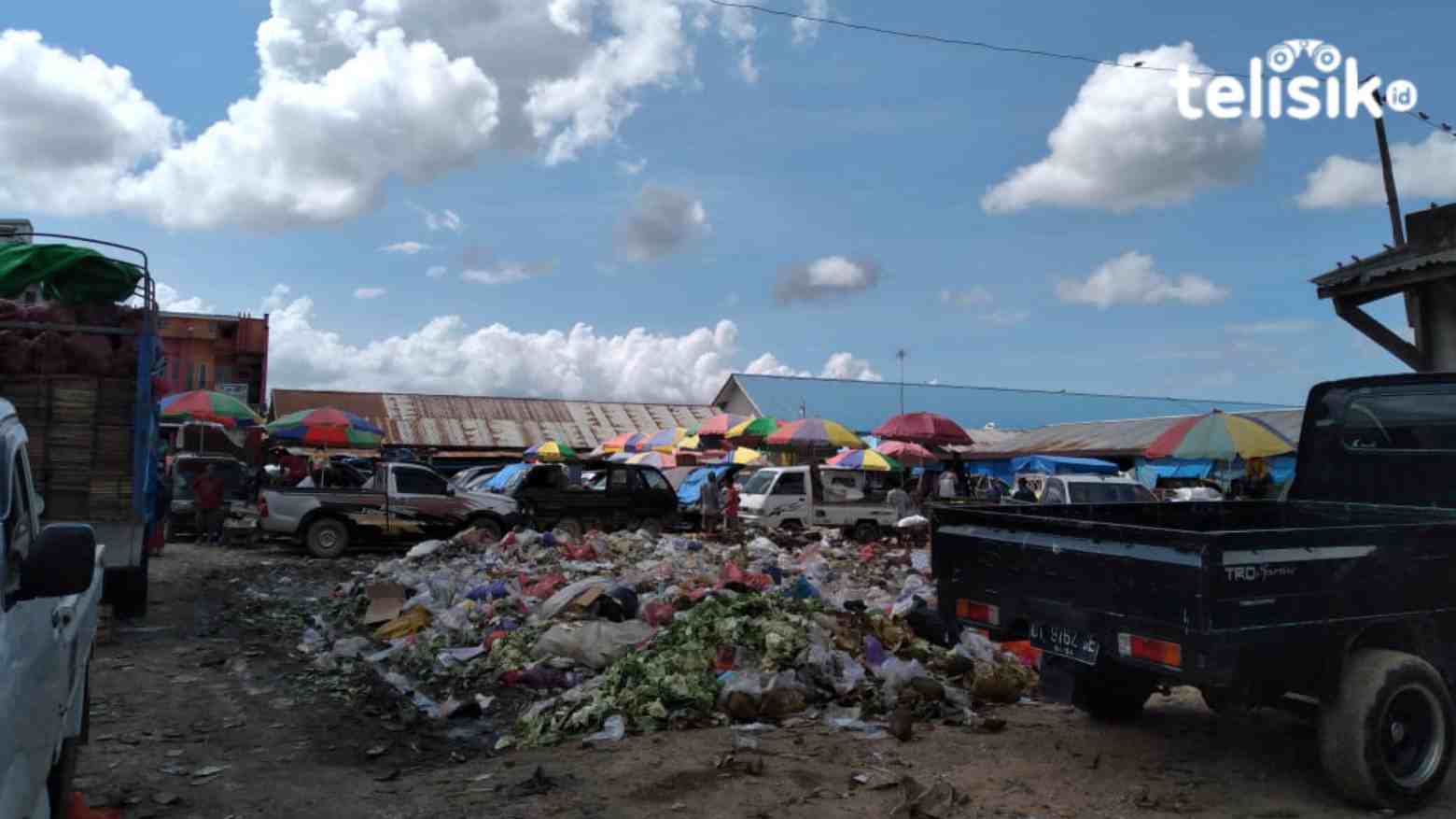 Tumpukan sampah di Pasar Baruga. Foto: Ibnu/Telisik