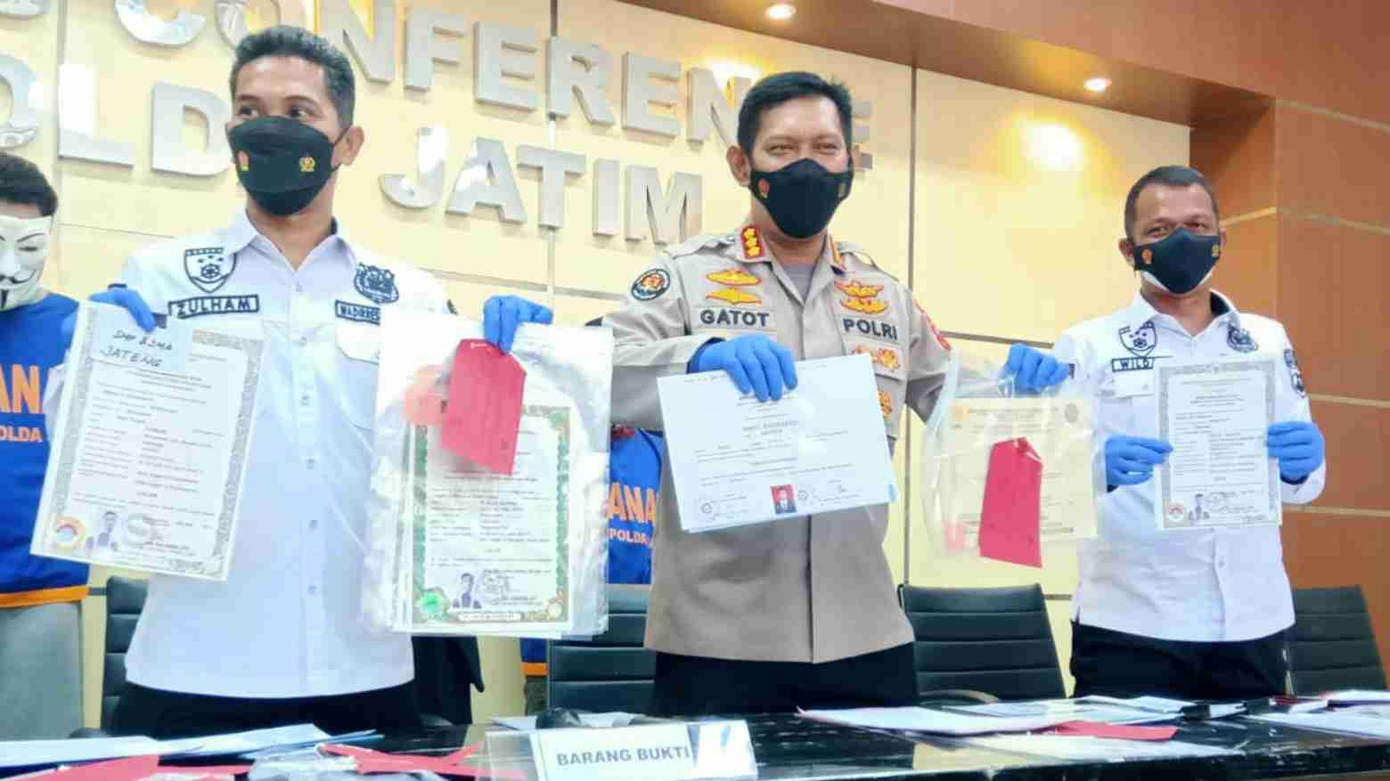 Polda Jatim beber pemalsuan ijazah palsu. Foto: Ist.