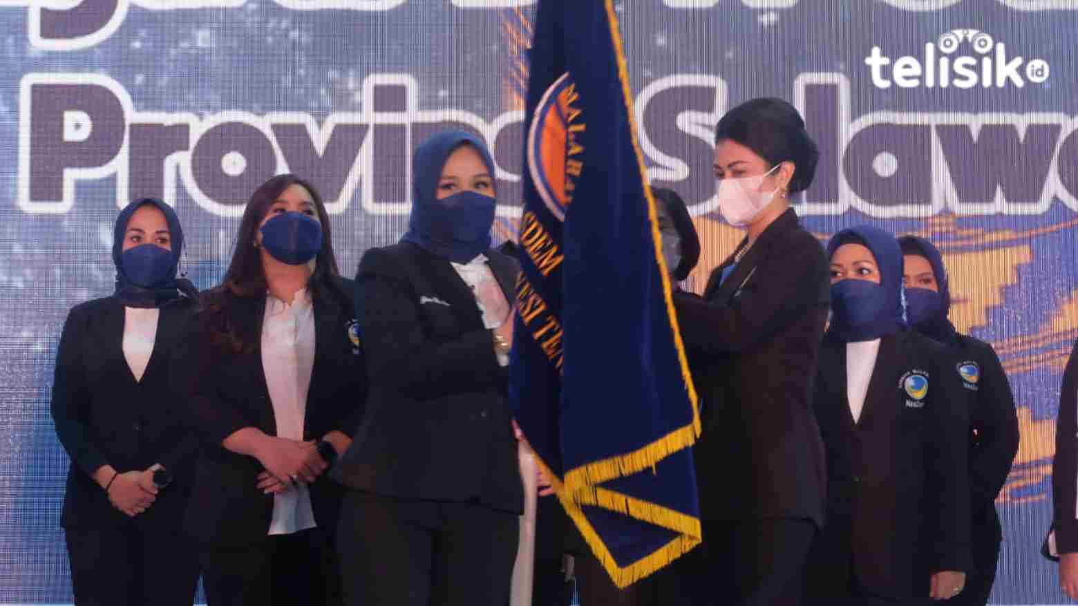 Sitya Giona Nur Alam saat menerima pataka dari Ketua DPP Garnita NasDem, Indira Chunda Thita Syahrul. Foto: Musdar/Telisik