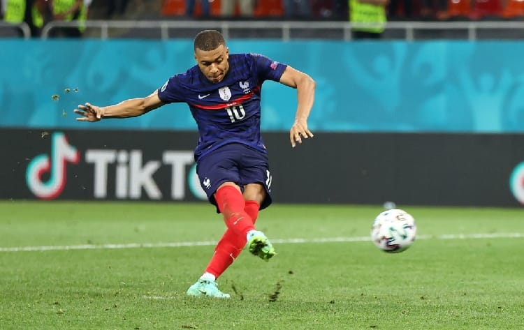 Kylian Mbappe gagal eksekusi penalti lawan Swiss. Foto: Repro Reuters