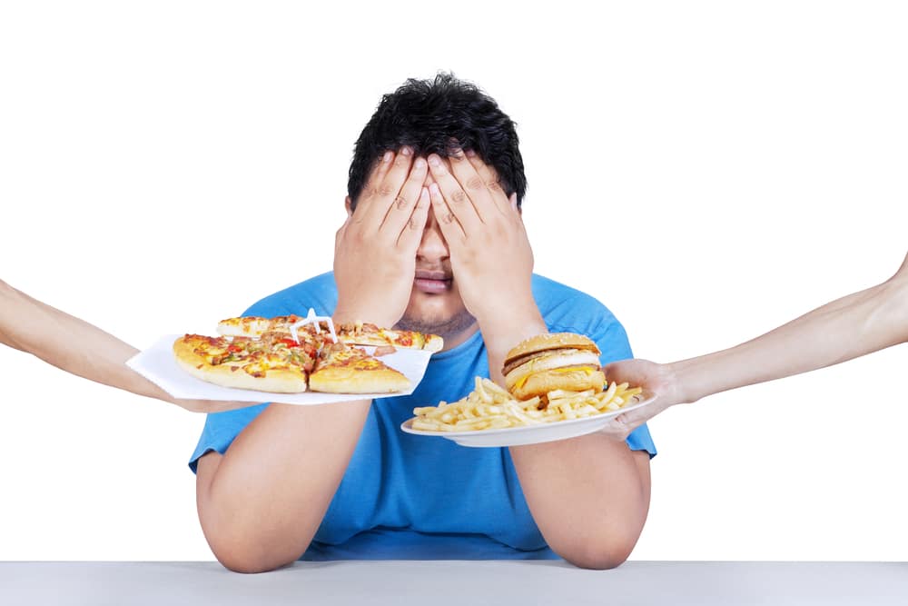 Bila sedang menjalani program penurunan berat badan, sebaiknya lebih selektif memilih makanan yang ingin dikonsumsi. Foto: Repro Hallosehat
