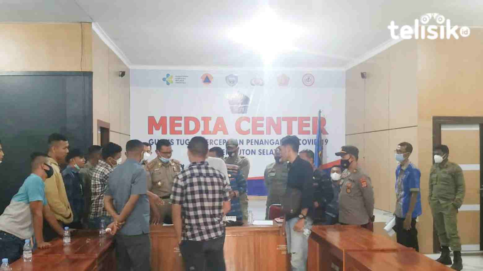 Perwakilan Pemda Busel dan demonstran menunjukan surat pernyataan. Foto: Deni Djohan/Telisik