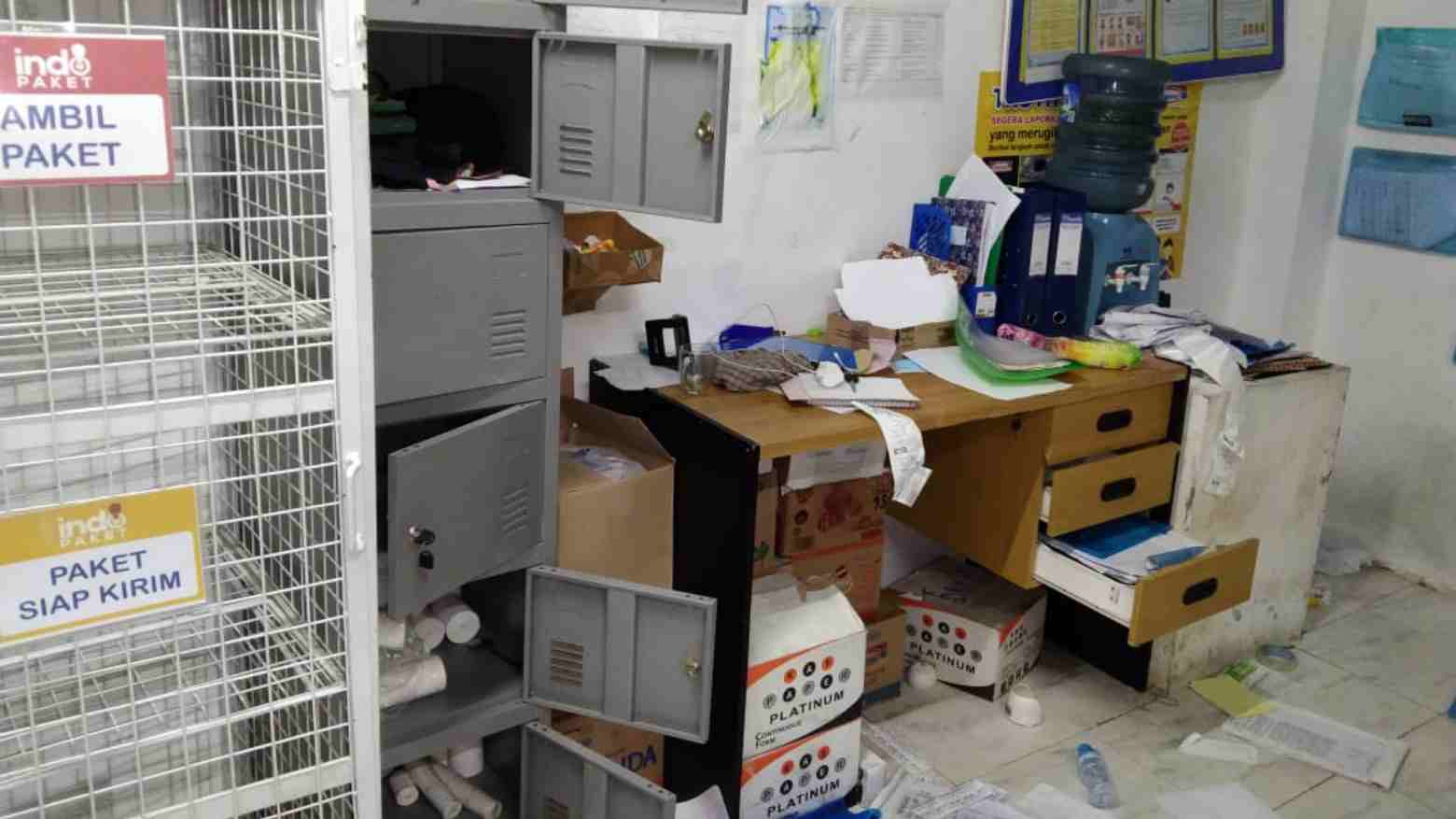Kondisi gudang Indomaret yang dibobol maling. Foto: Ist.