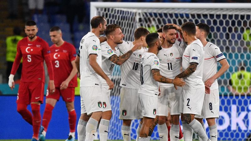 Para pemain Italia merayakan gol pertama ke gawang Turki bersama Domenico Berardi. Foto: Repro Reuters