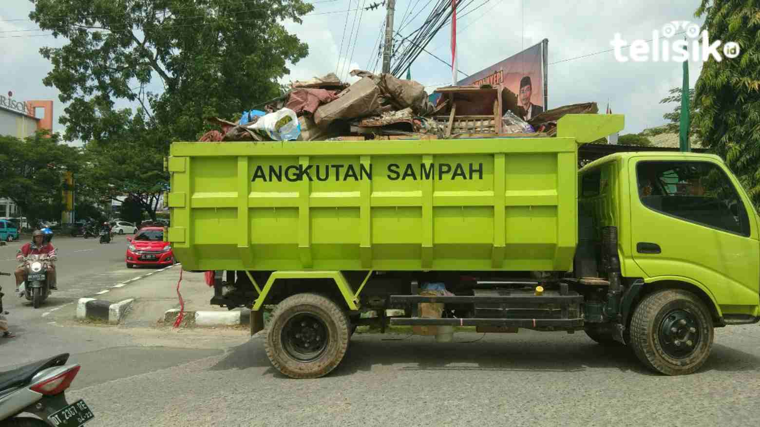 Kendaraan pengangkut sampah di jalan protokol Kota Kendari. Foto: Fitrah Nugraha/Telisik