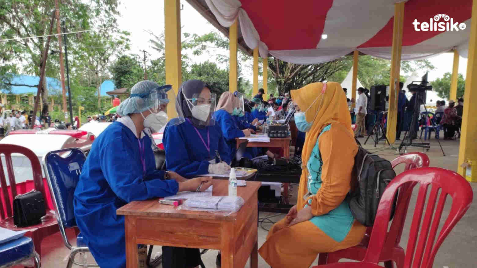 Vaksinasi massal di lapangan Sorumba, Kecamatan Ranomeeto, Kabupaten Konawe Selatan. Foto: Hamka/Telisik