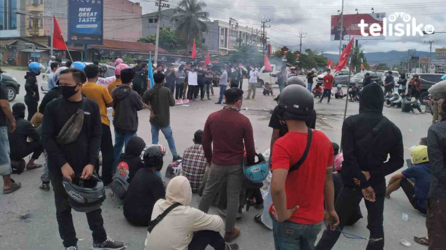 Aksi demonstrasi yang dilakukan ratusan pemuda di perempatan Pasar Baru. Foto: Ibnu/Telisik