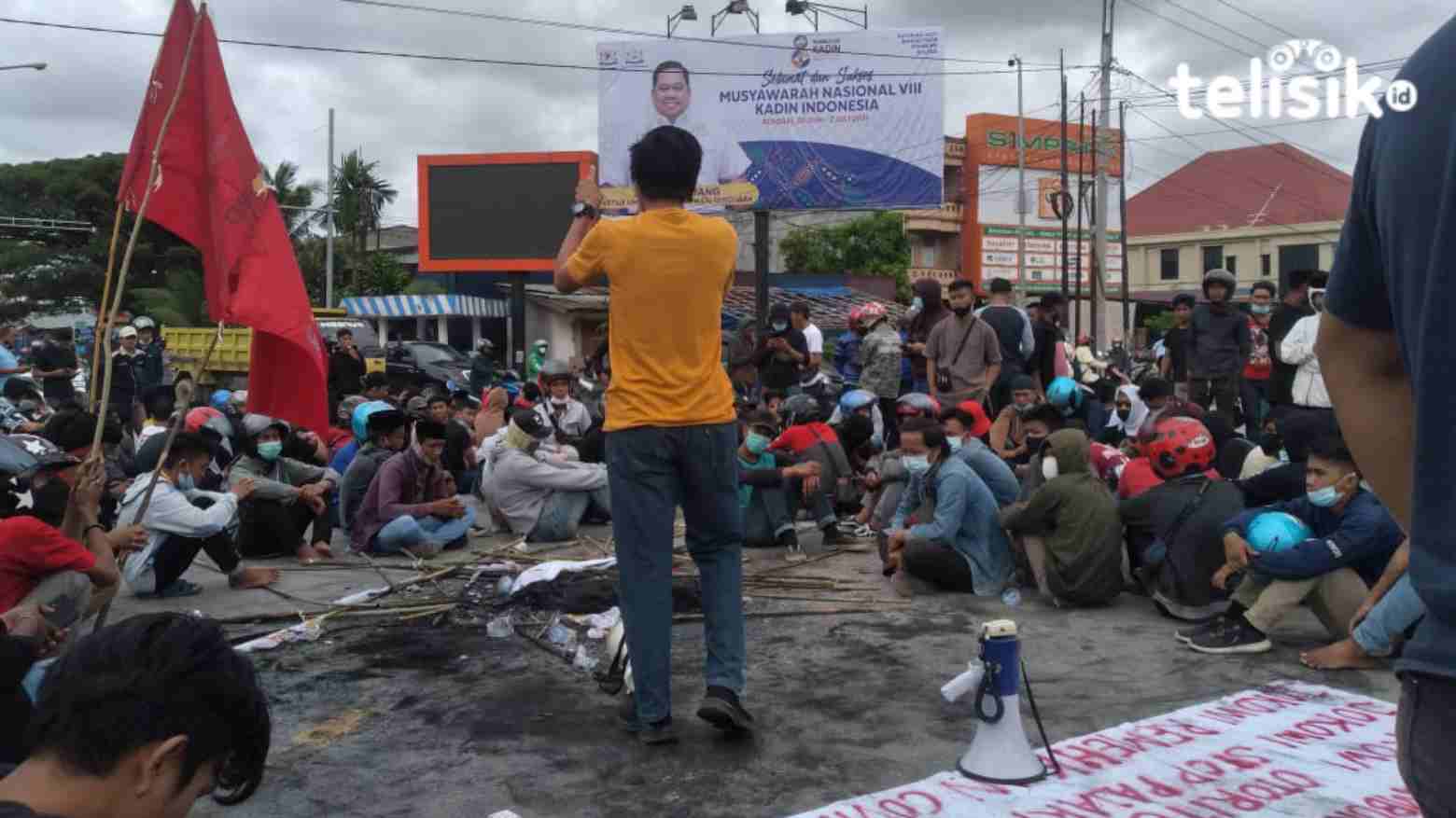 Demonstrasi tolak Munas Kadin di Kendari. Foto: Ibnu/Telisik
