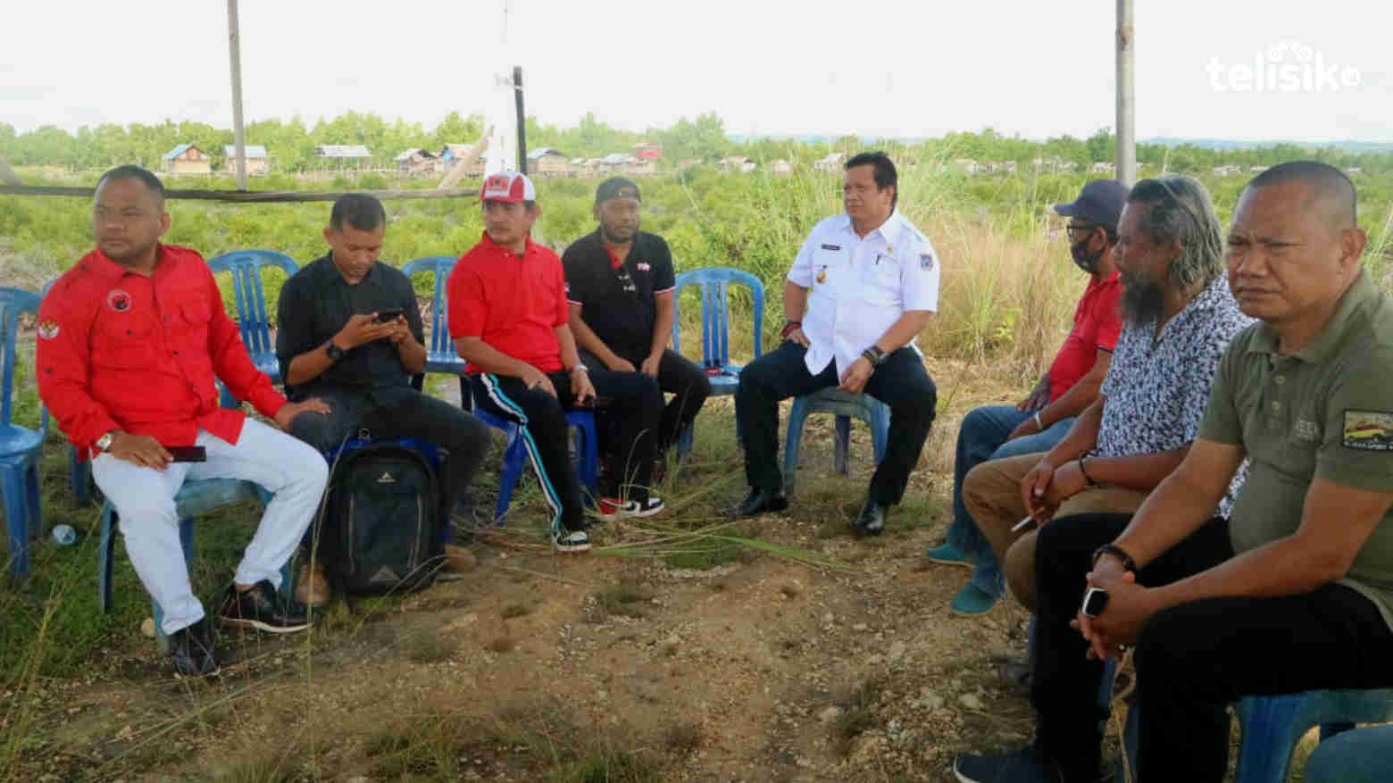 Bupati Muna, LM Rusman Emba (kemeja putih) meninjau lokasi pembangunan kantor DPC PDIP. Foto: Sunaryo/Telisik
