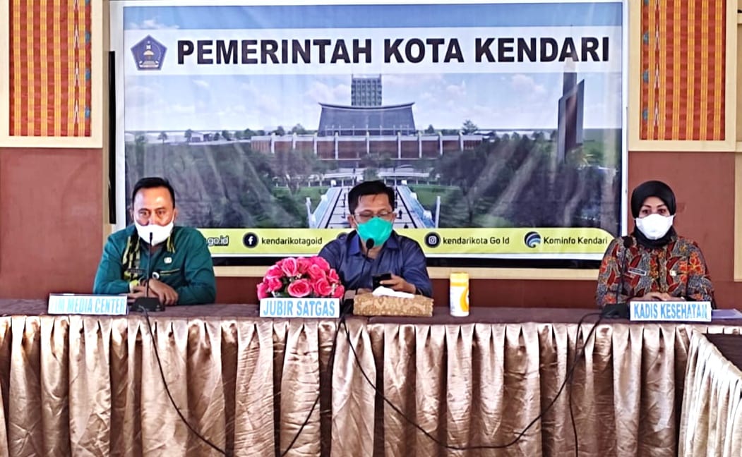 Juru Bicara Satgas COVID-19 Kota Kendari Algazali Amirullah (tengah) saat menyampaikan update informasi perkembangan COVID-19 Kota Kendari. Foto: Ist.