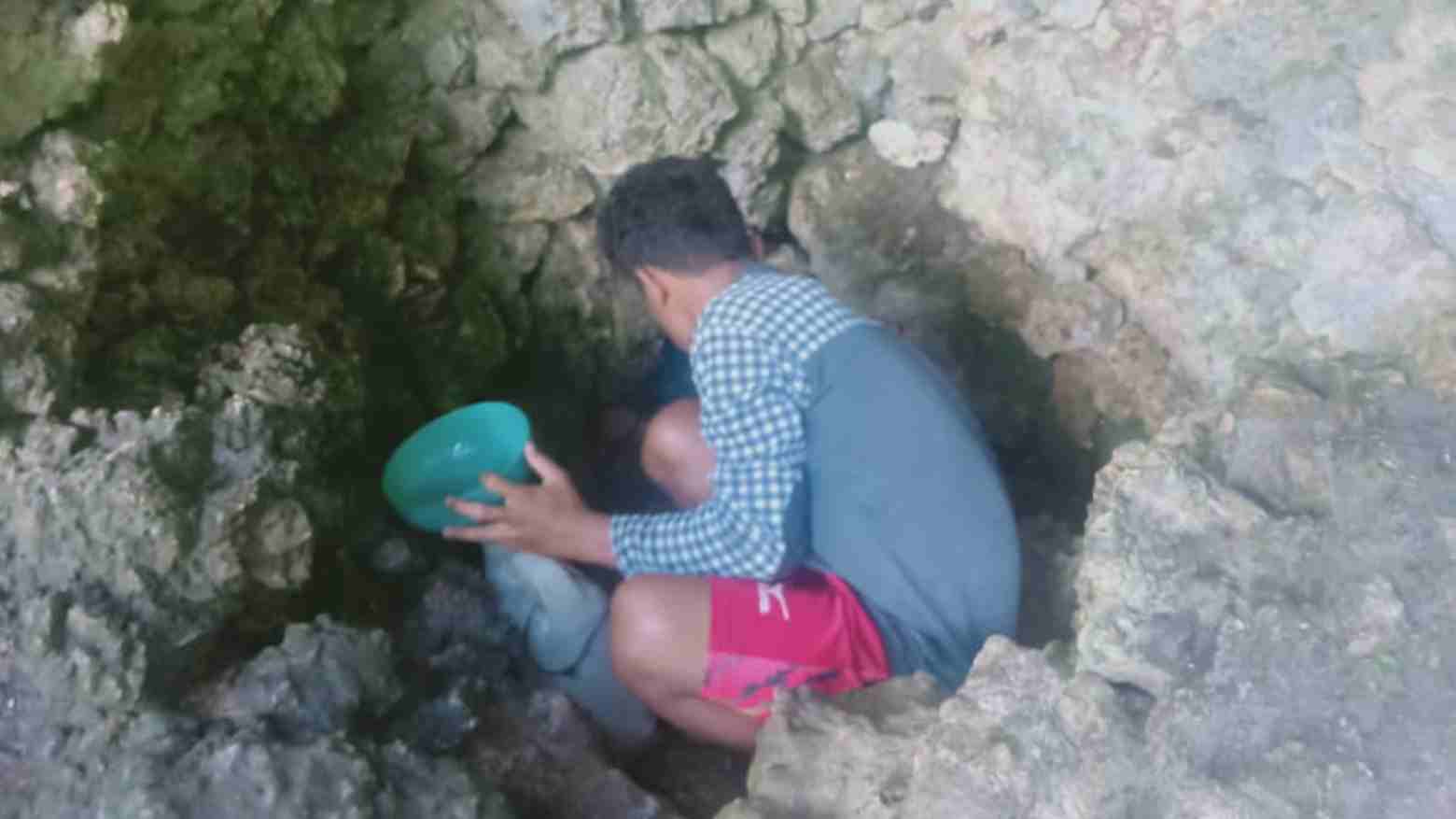 Masyarakat Wuta Mohute mengambil air bersih dari sumber mata air Polio. Foto: Ist.