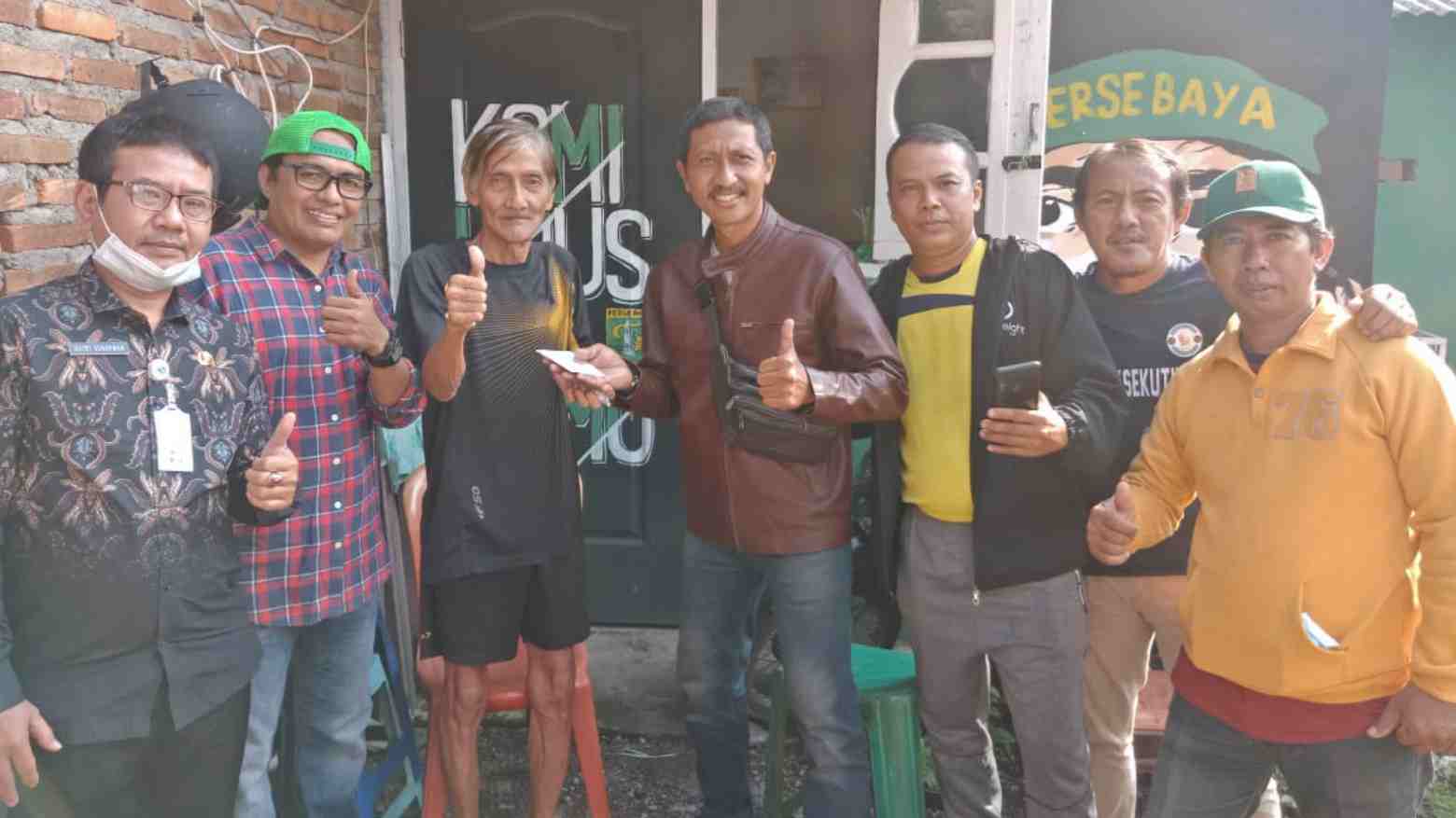 Tim SSB Dolog Jatim saat serahkan bantuan ke legenda Persebaya Budi Santoso. Foto: Ist.