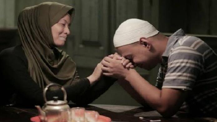 Anak mencium tangan Ibunya. Foto: Repro Islamipos.com