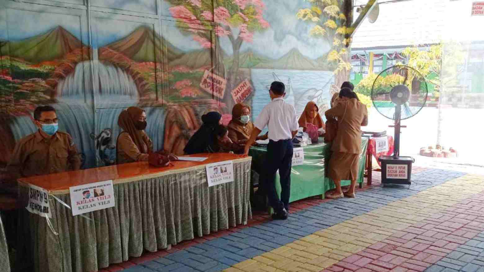 Penerapan protokol kesehatan secara ketat dilakukan di SMPN 9 Kendari. Foto: Sumarlin/Telisik