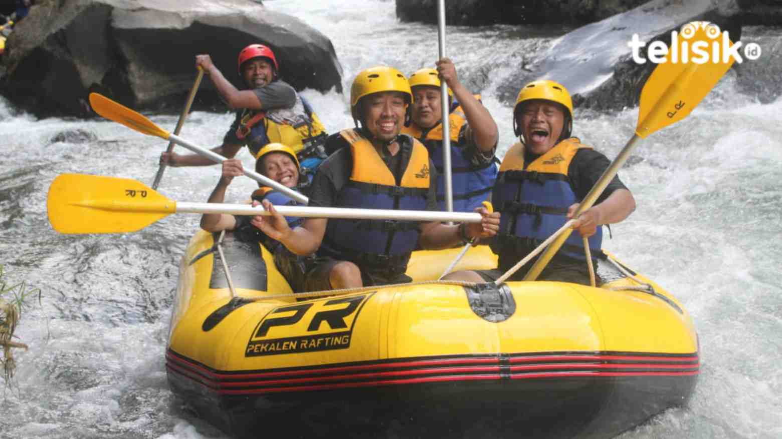 Wisatawan arum jeram sungai pekalen. Foto: Yudhie/Telisik