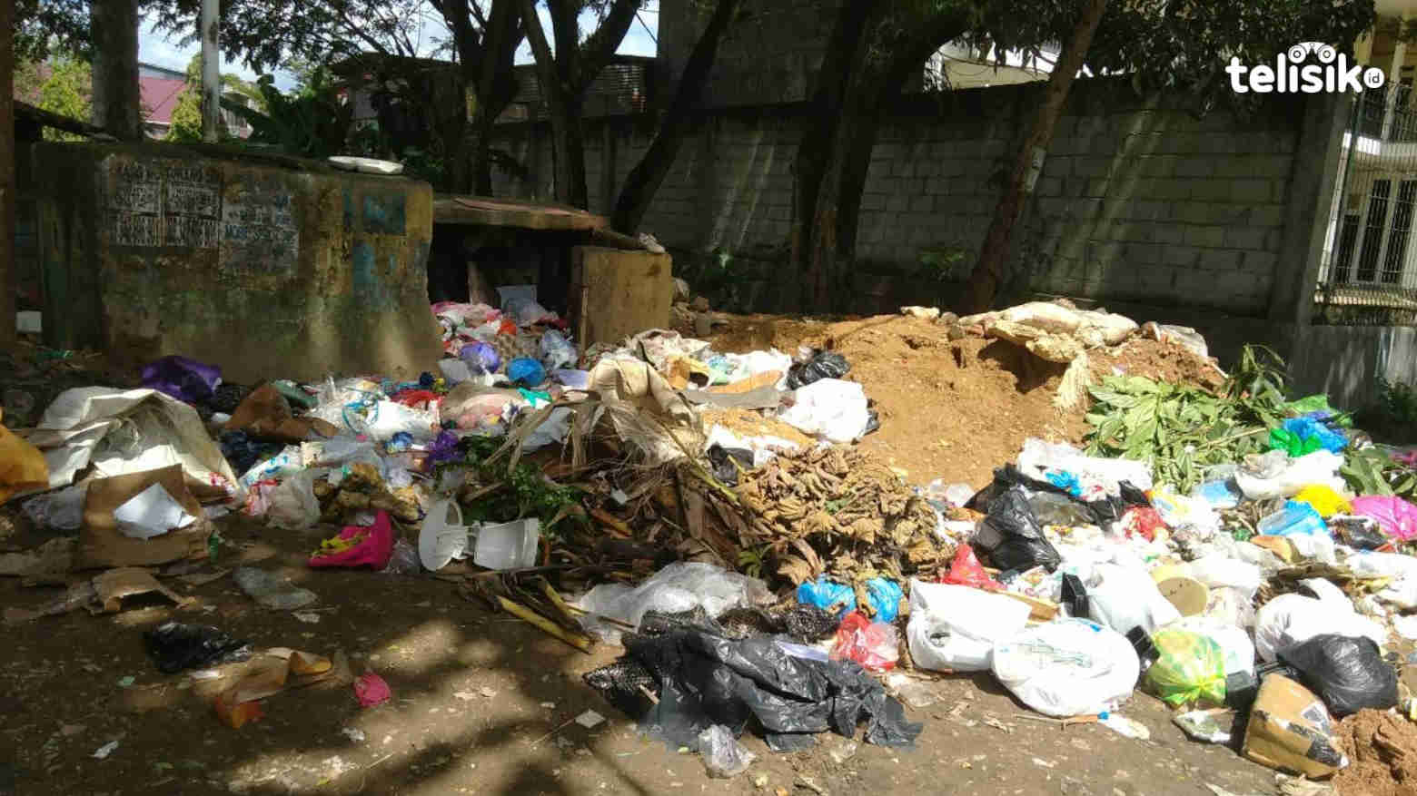 Sampah berserakan di sekitar bak sampah atau TPS di salah satu perumahan warga. Foto: Fitrah Nugraha/Telisik