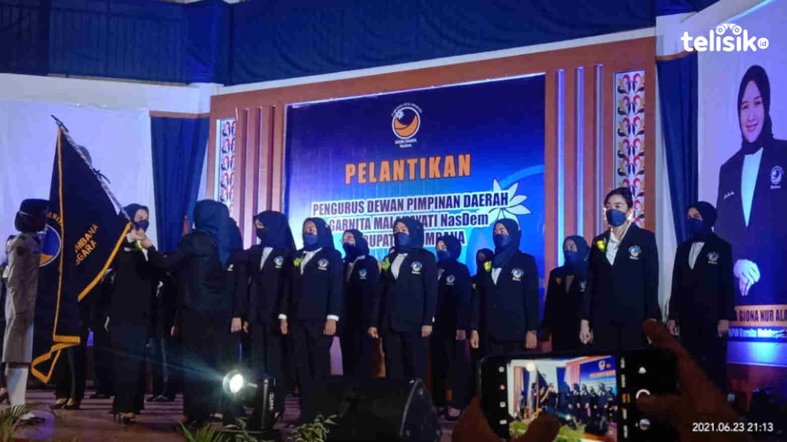 Penyerahan pataka oleh Ketua DPW Garnita Malahayati NasDem Sultra kepada Nadya, Ketua DPD Garnita Bombana. Foto: Hir Abrianto/Telisik