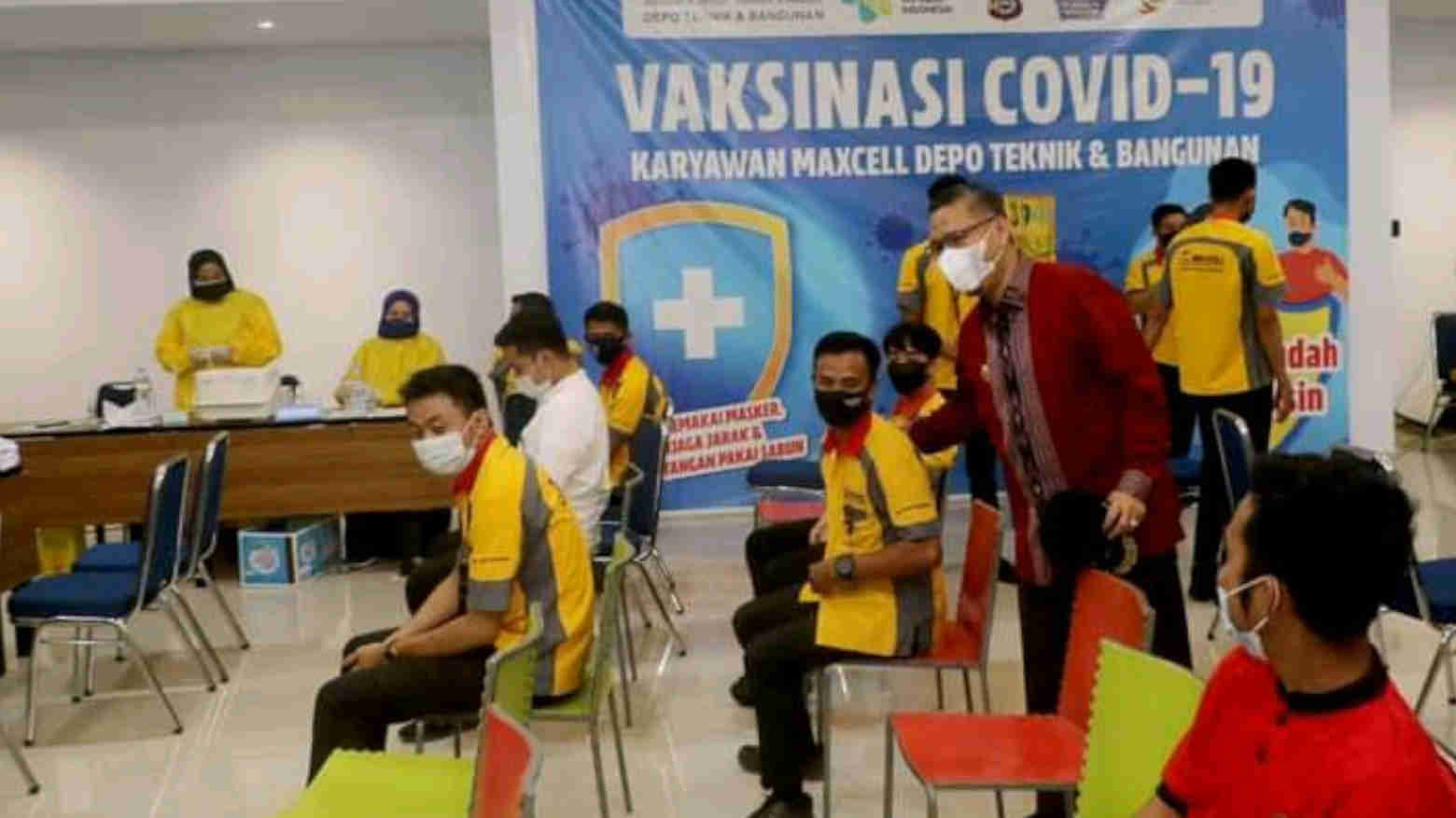 Wali Kota Kendari, Sulkarnain Kadir (batik merah) saat mengecek pelaksanaan vaksinasi di Kendari. Foto: Ist.