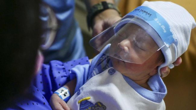 Bayi terkonfirmasi positif COVID-19. Foto: Repro cnnindonesia.com