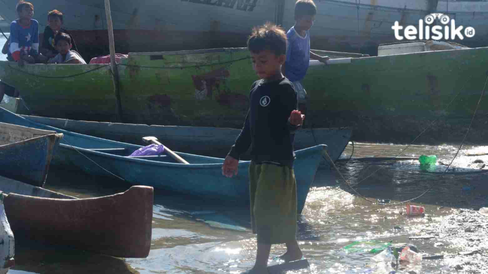 Sejumlah sampah plastik di pinggiran laut di Kendari. Foto: Sumarlin/Telisik