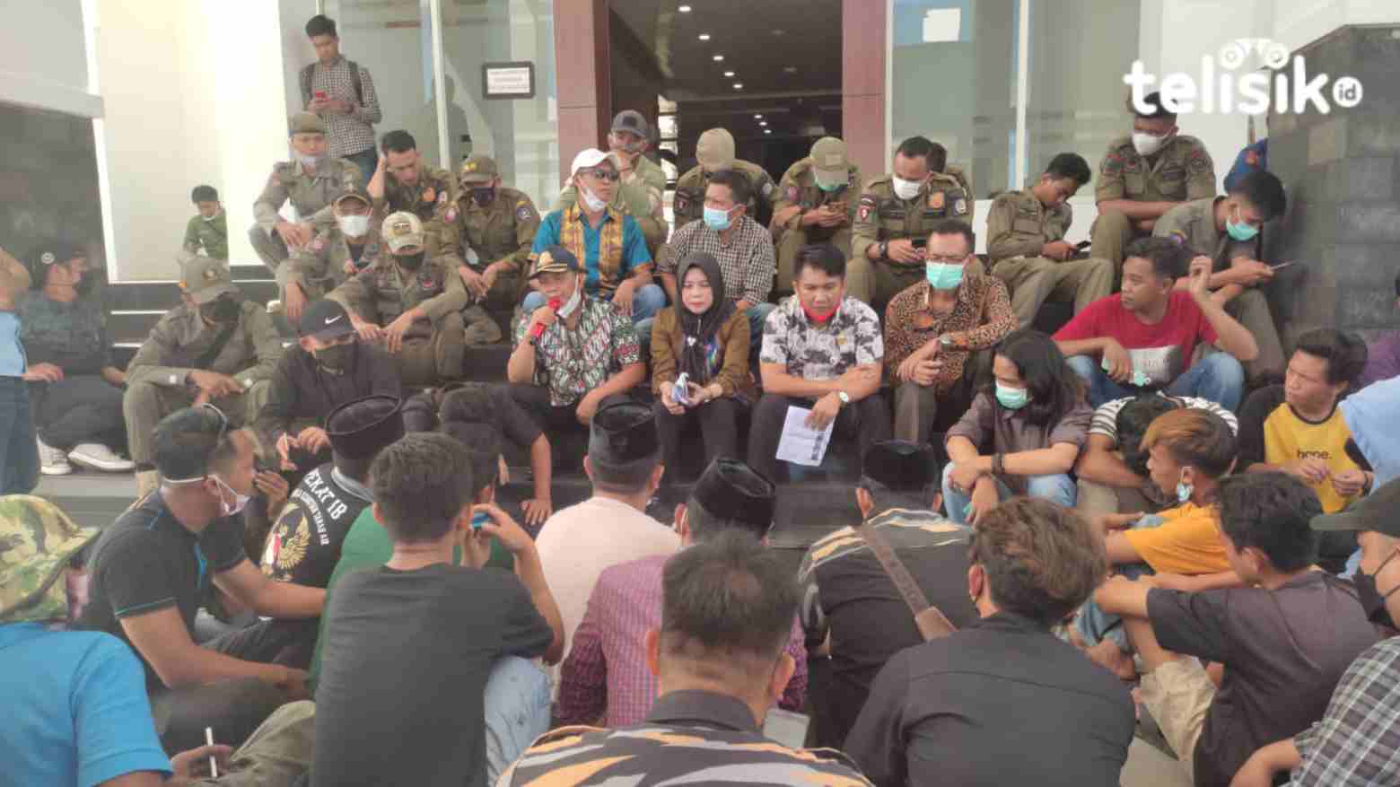 Suasana hearing massa aksi dan perwakilan Pemda Konsel. Foto: Hamka/Telisik