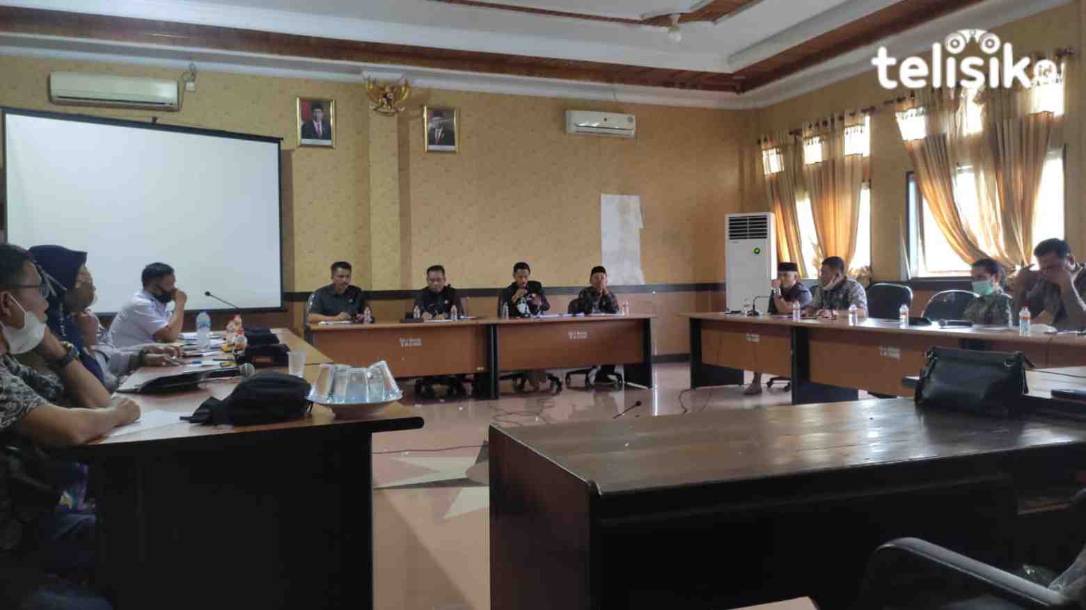 Suasana RDP terkait rencana pengggunaan jalan umum jadi jalan hauling perusahaan di DPRD Konsel. Foto: Hamka/Telisik