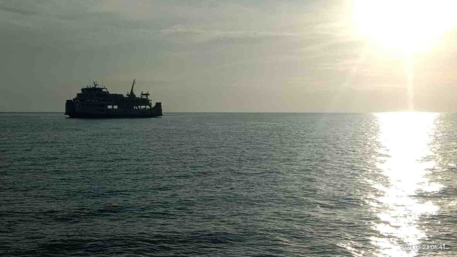 Kapal feri KMP Dharma Kencana I saat berlayar di Perairan Bombana. Foto: Hir/Telisik