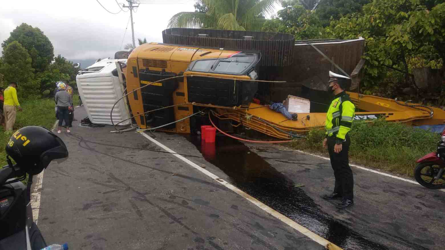 Kondisi mobil tronton bermuatan ekskavator yang terbalik. Foto: Ist.