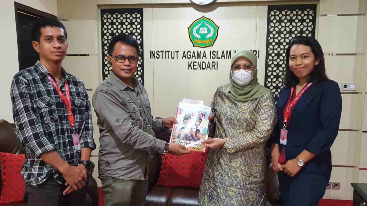 Rektor IAIN Kendari, Prof. Faizah Binti Awad (kedua dari kanan) saat menerima Majalah dari CEO Telisik.id, M. Nasir Idris (kedua dari kiri). Foto: Ist.