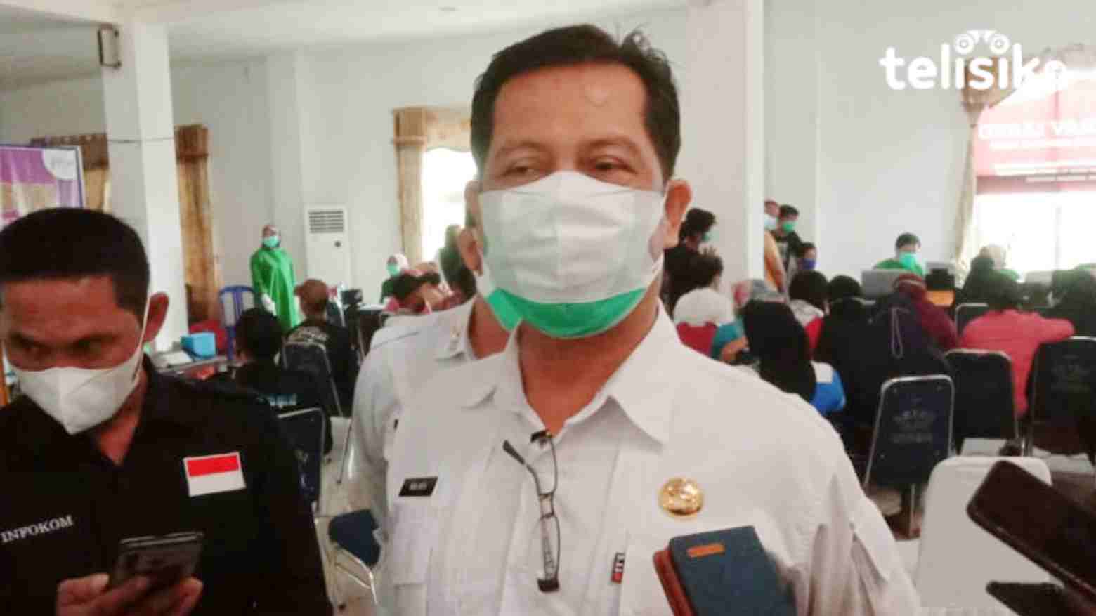 Sekretaris Daerah Kabupaten Bombana saat diwawancarai oleh sejumlah wartawan. Foto: Hir/Telisik