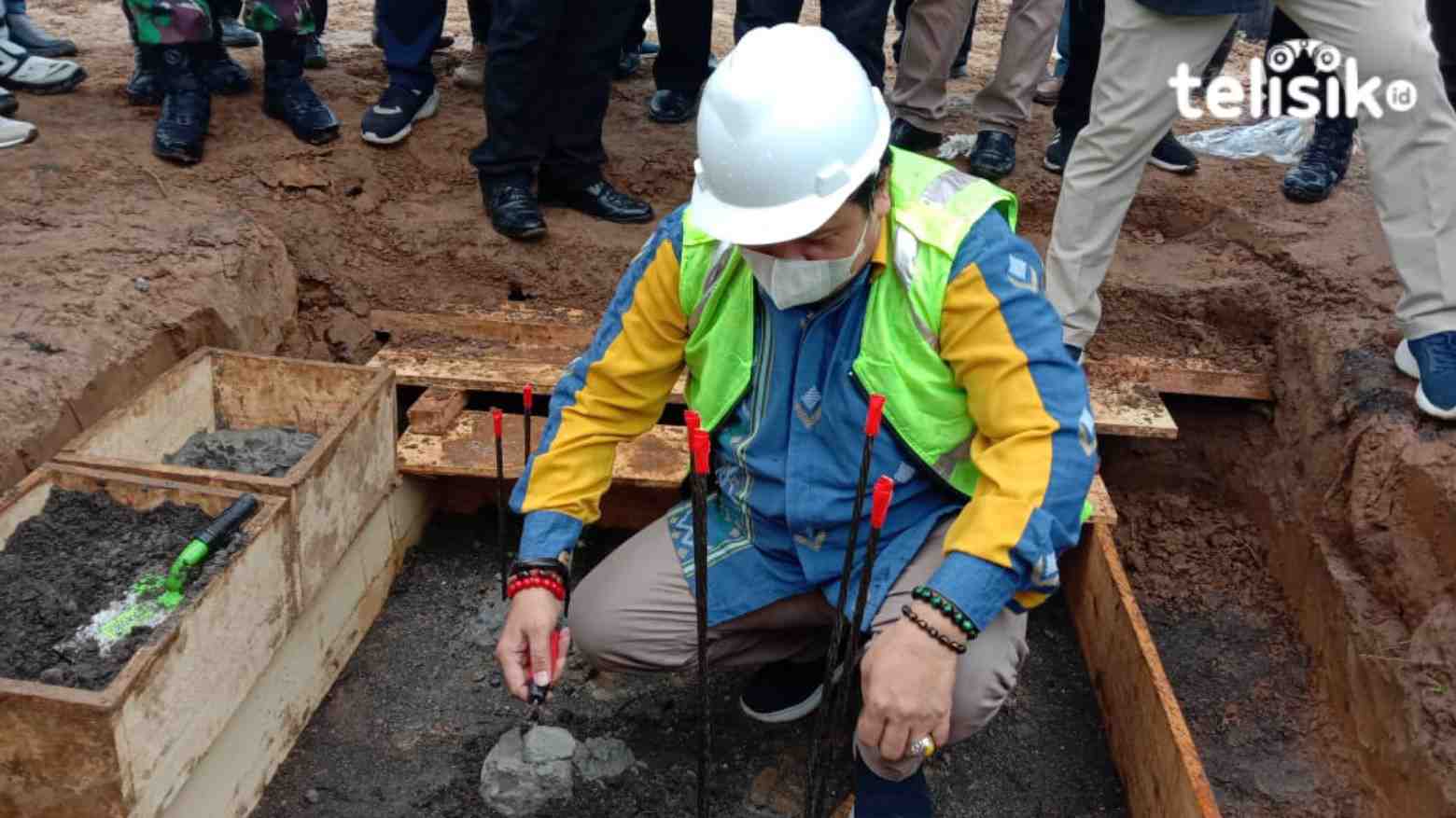 Bupati Muna, LM Rusman Emba saat meletakkan batu pertama pembangunan rusun. Foto: Sunaryo/Telisik