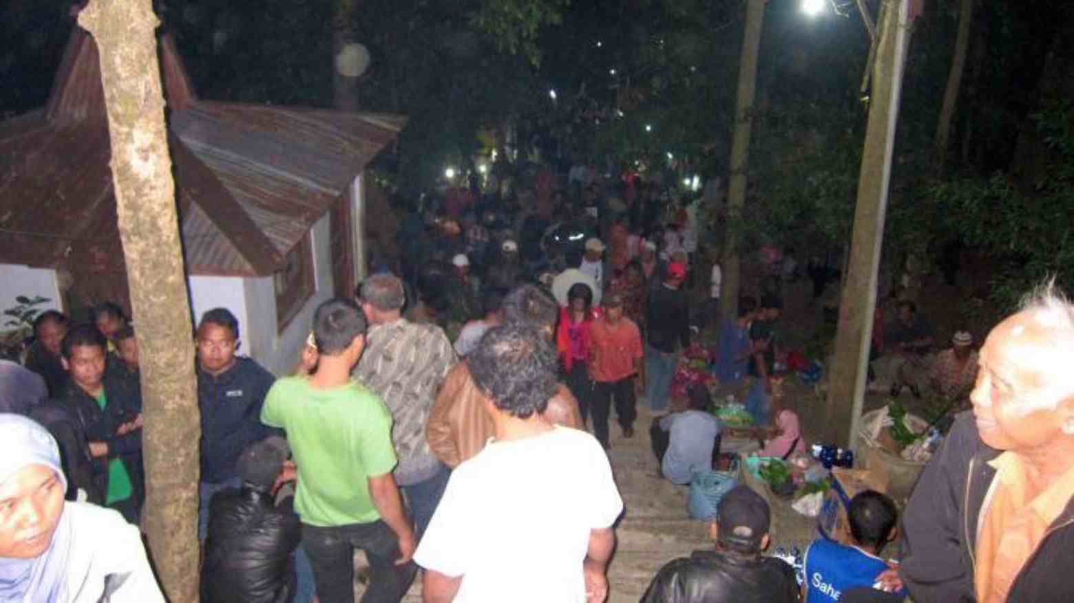 Antrian pengunjung di Gunung Kemukus. Foto: Repro grid.id