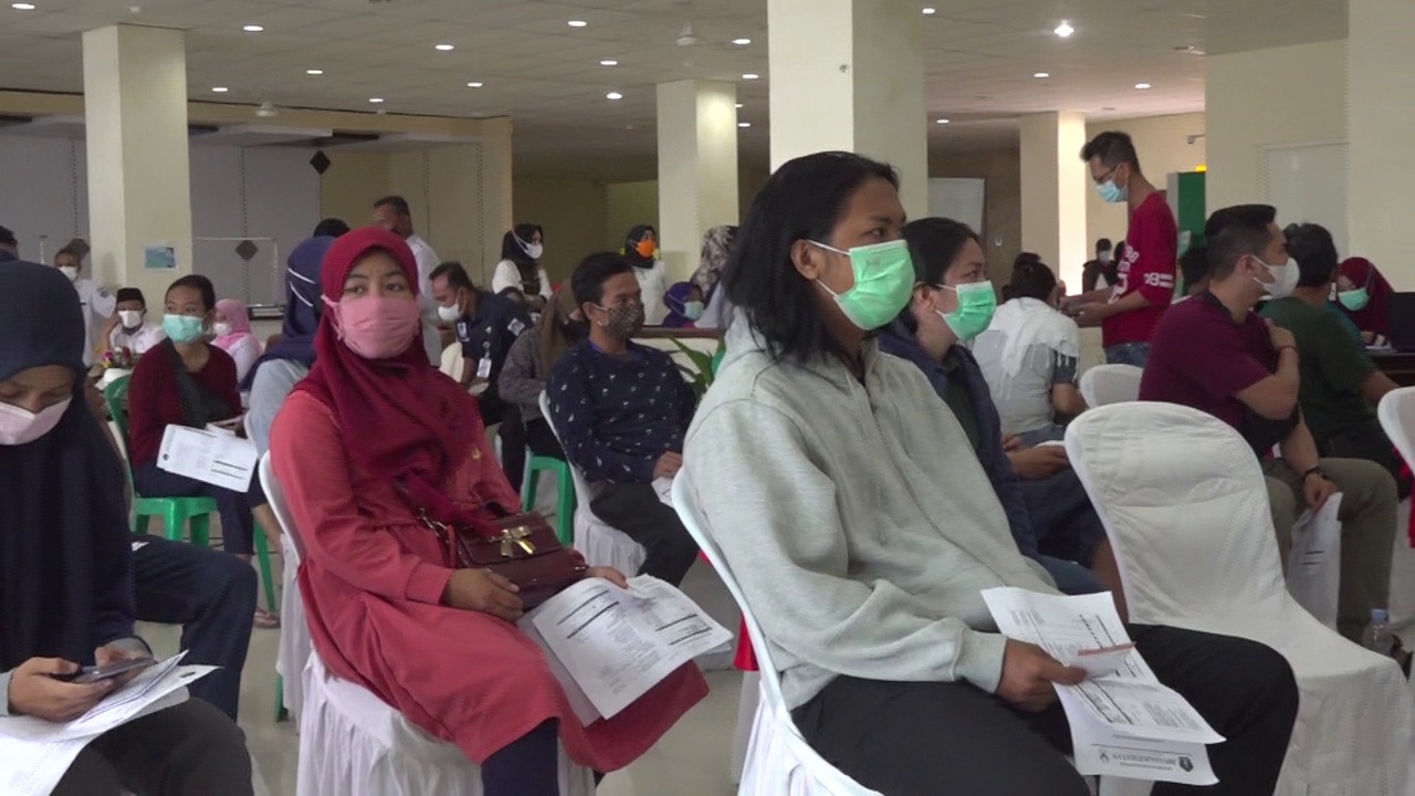 Ratusan warga antusias mengikuti vaksinasi massal di PMCC RSUD Kota Kendari. Foto: Ist.
