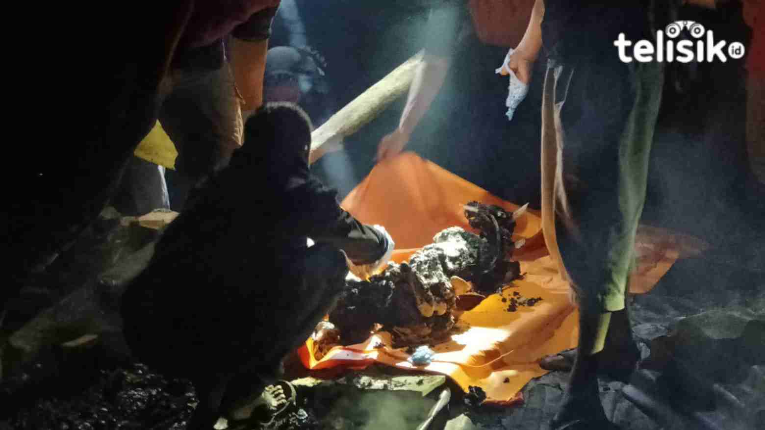 Jenazah korban saat dievakuasi usai rumah dilalap api. Foto: Sunaryo/Telisik