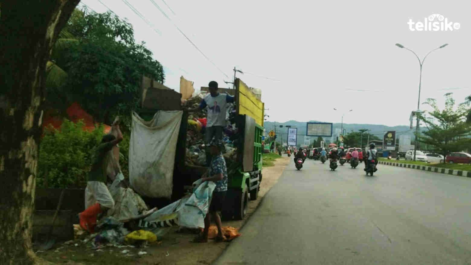 Petugas pengangkut sampah sejak pagi hari sudah bertugas membersihkan kota. Foto: Fitrah Nugraha/Telisik