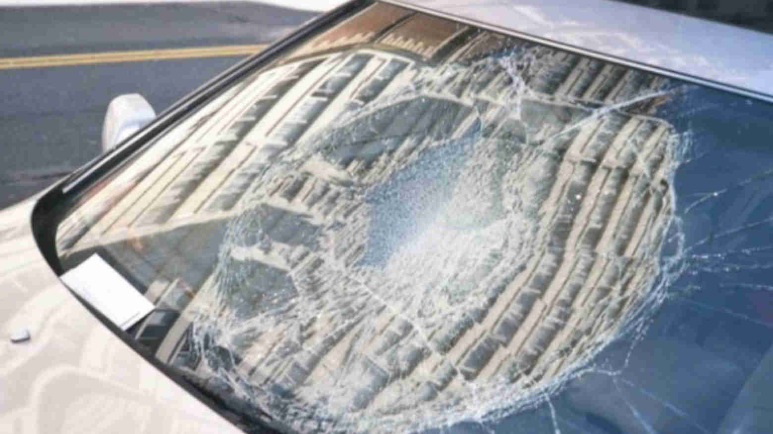 Kaca mobil yang Pecah dilempari batu. Foto: Ist.