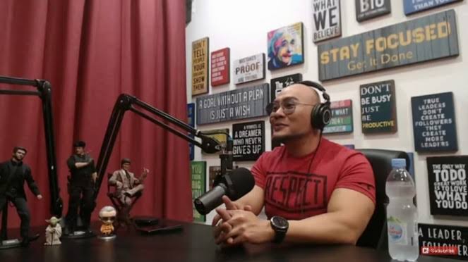 Deddy Corbuzier saat tampil di channel YouTube miliknya. Foto: Repro google.com