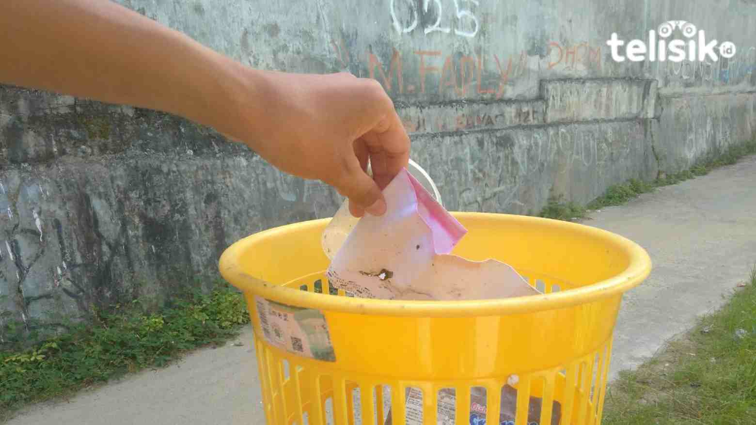 Membiasakan diri membuang sampah pada tempatnya. Foto: Fitrah Nugraha/Telisik