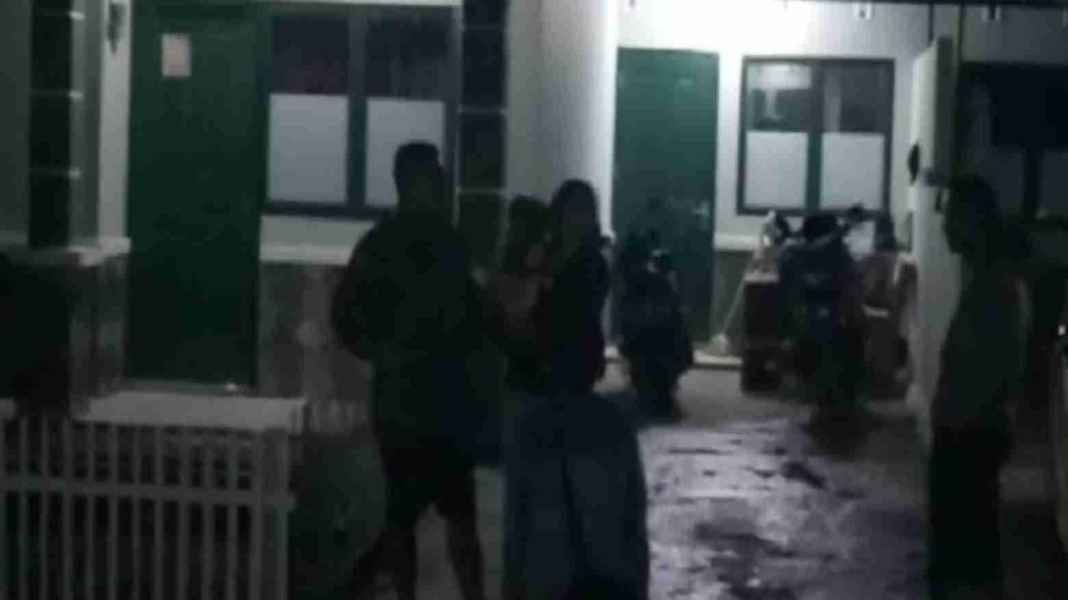Warga tampak keluar rumah untuk menyelamatkan diri saat gempa bumi bermagnitudo 5,3 yang menguncang Mamasa, Sulawesi Barat, Kamis dini hari (22/6/2021). Foto: Repro iNews TV/Jufri T