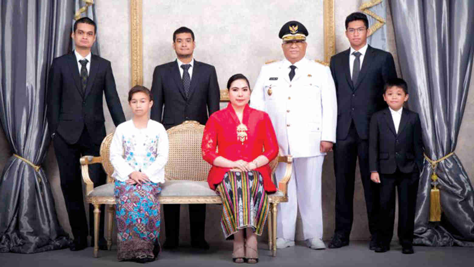 Gubernur Sultra, Ali Mazi bersama Istrinya, Agista Ariany Bombay, dan anak-anaknya. Foto: Ist.