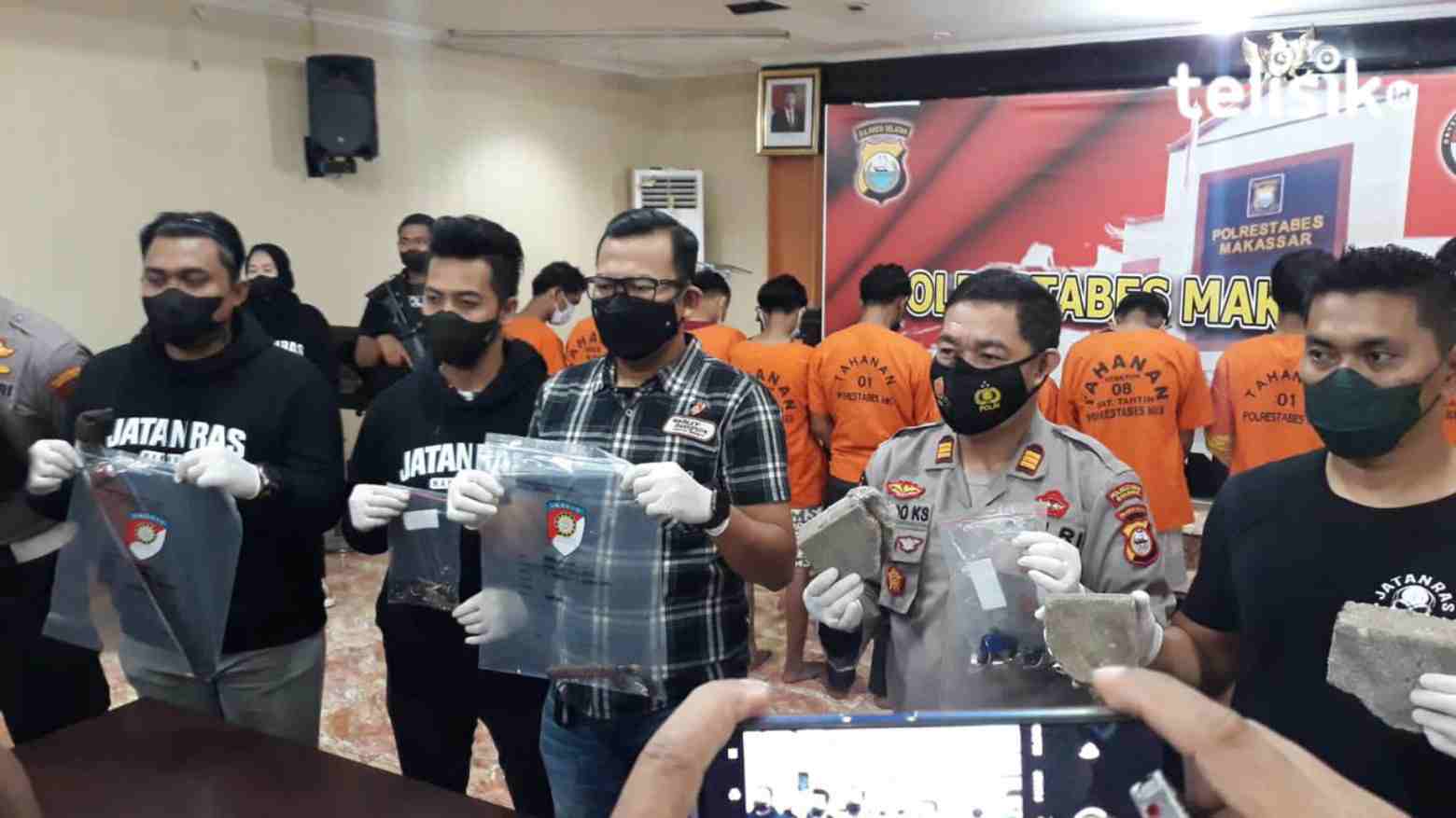 Kasat Reskrim Kompol Jamal Fathur Rakhman bersama Kasubag Humas Polrestabes Makassar, saat melakukan rilis pelaku penikaman jukir. Foto: Rezki Mas’ud/Telisik