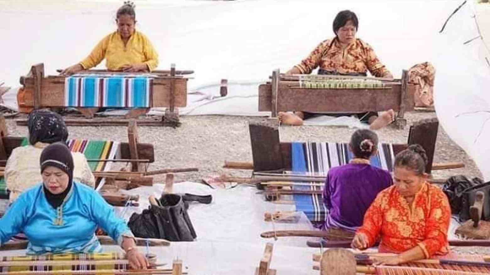 Pelaku usaha UMKM, kain tenun Muna. Foto: Ist.