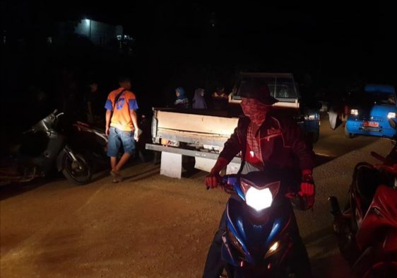 Suasana kepanikan warga  saat gempa mengguncang Kolaka pada Selasa malam sekira pukul 23.12 WIB dengan kekuatan Magnitudo 3.9 SR. Foto: Ist.